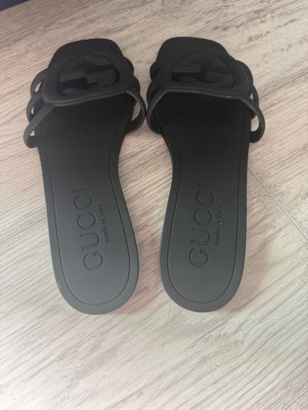 Gucci Matte Black Interlocking GG Slide Sandals - Picture 2 of 3